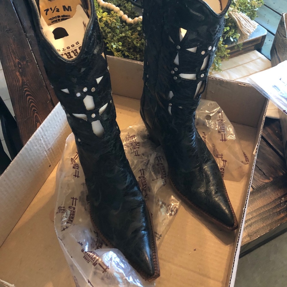 Women’s Pointed Toe Corral Boots- 7.5